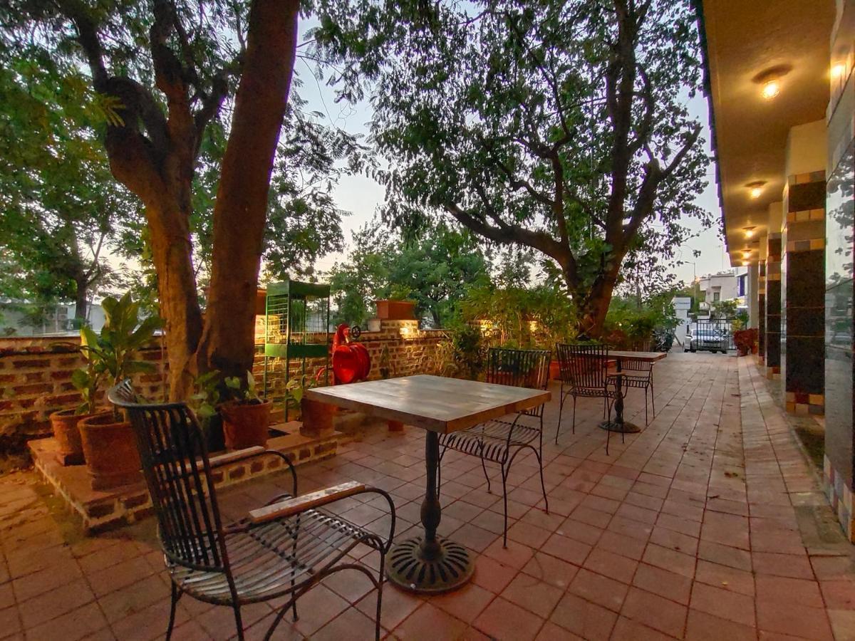 Bougainvilla Apartment Сурат Экстерьер фото